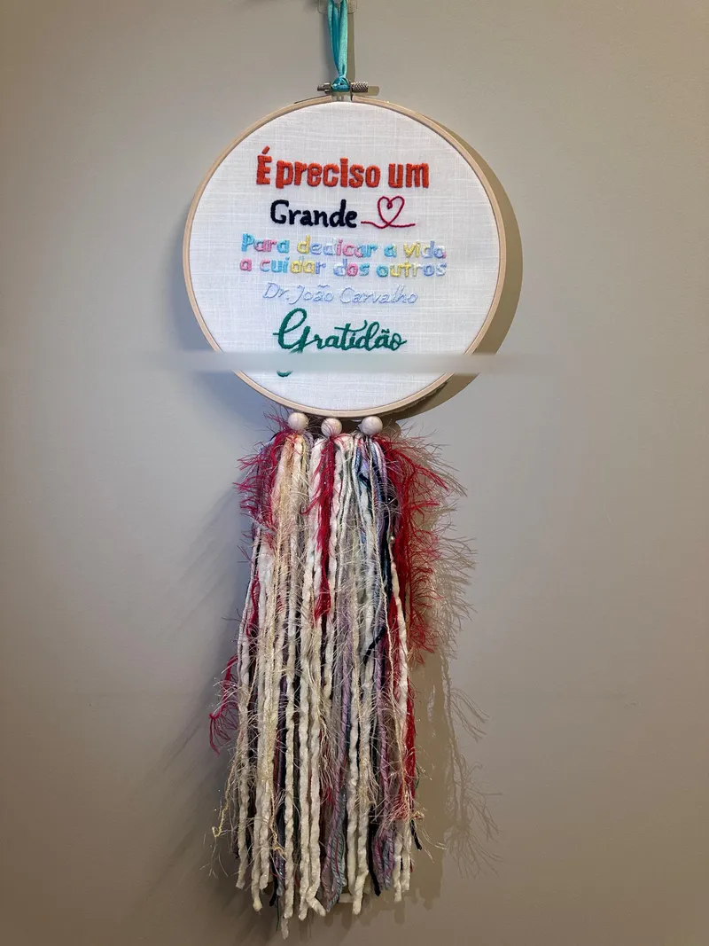 Bordado artesanal oferecido ao Dr. João Carvalho: É preciso um Grande Coração para dedicar a vida a cuidar dos outros. Gratidão.