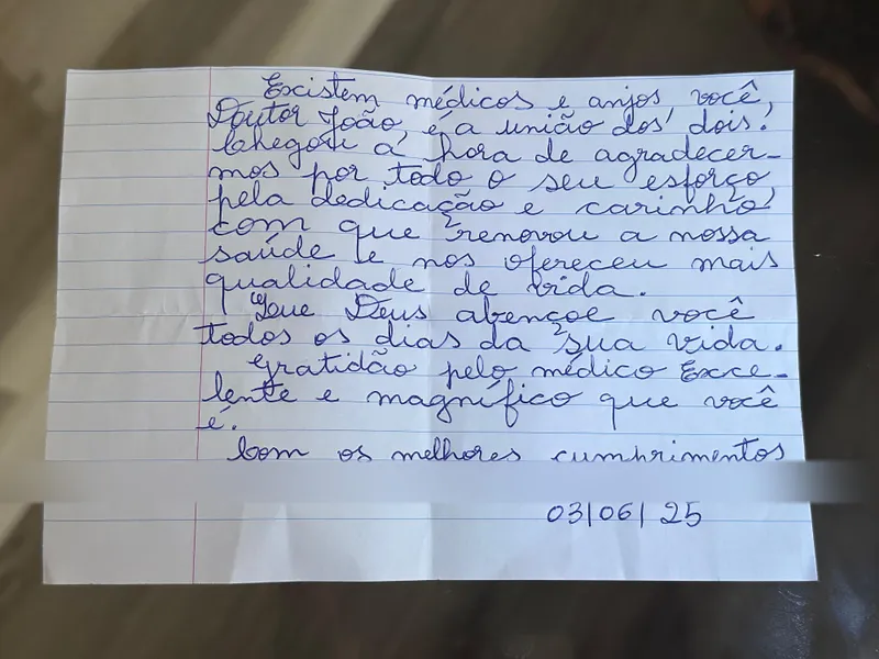 Carta manuscrita: Existem médicos e anjos, você Doutor João é a união dos dois! Gratidão pelo médico excelente e magnífico que você é. Junho 2025.
