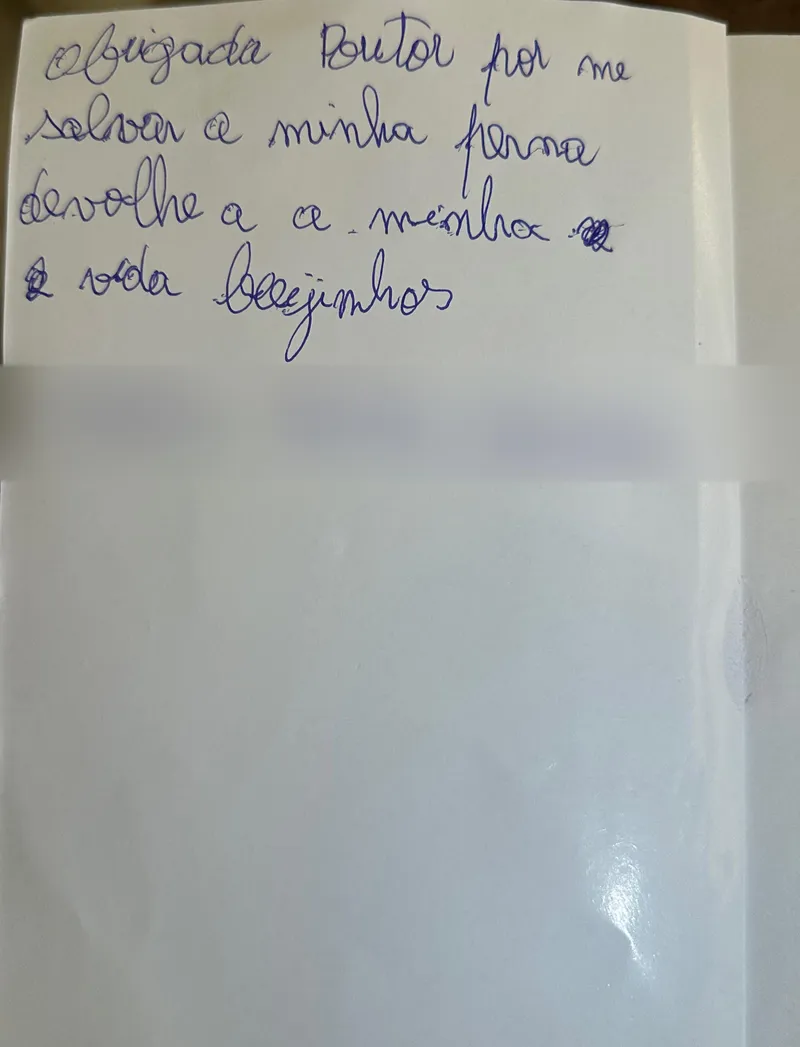 Nota manuscrita de uma paciente: Obrigada Doutor por me salvar a minha perna, devolveu-a e a minha vida. Beijinhos.