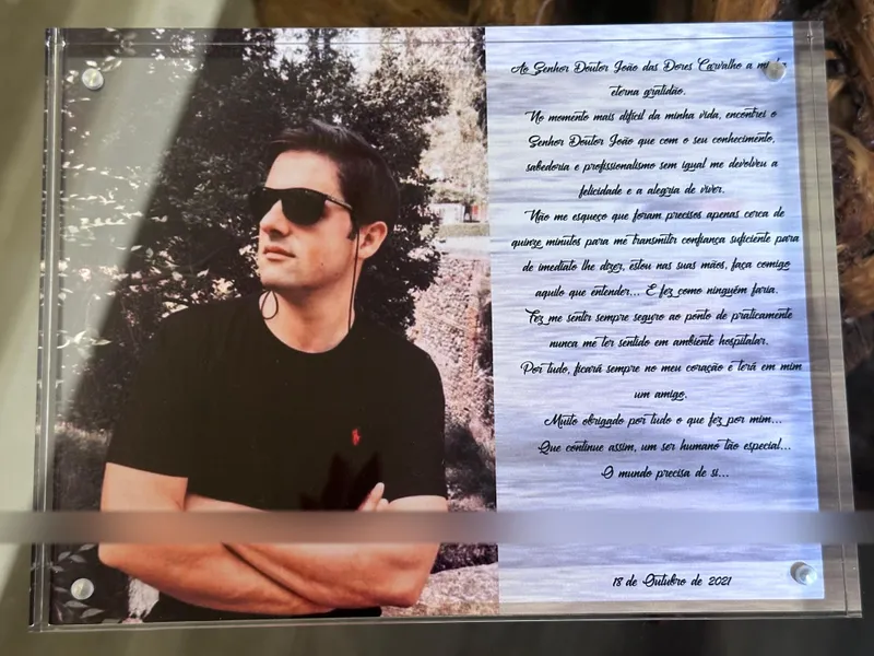 Placa de agradecimento com carta: No momento mais difícil da minha vida, encontrei o Senhor Doutor João que me devolveu a felicidade e a alegria de viver. Outubro 2023.